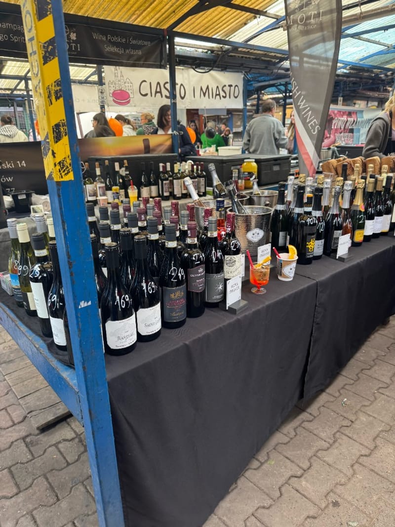 Stoisko Moti na Art Food Bazar — polskie wina