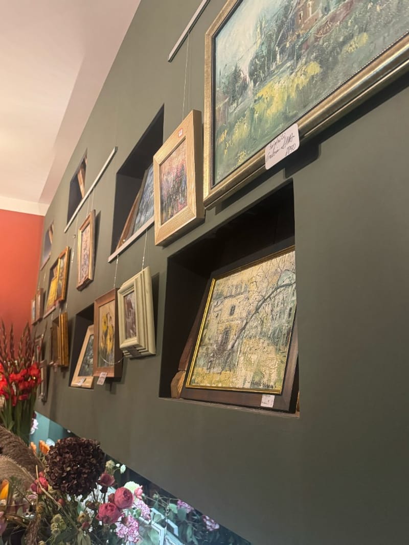 Cykliczne wernisaże w Moti — ściana z obrazami