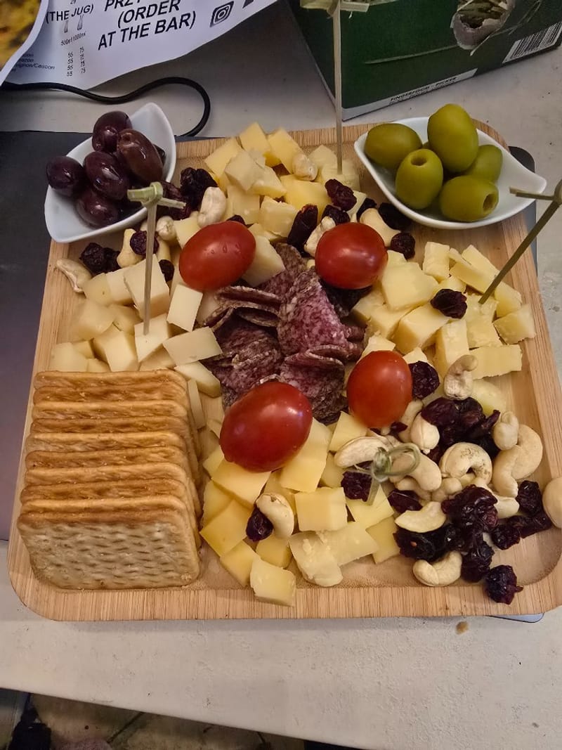 Deska winiarza — sery, wędliny i przekąski