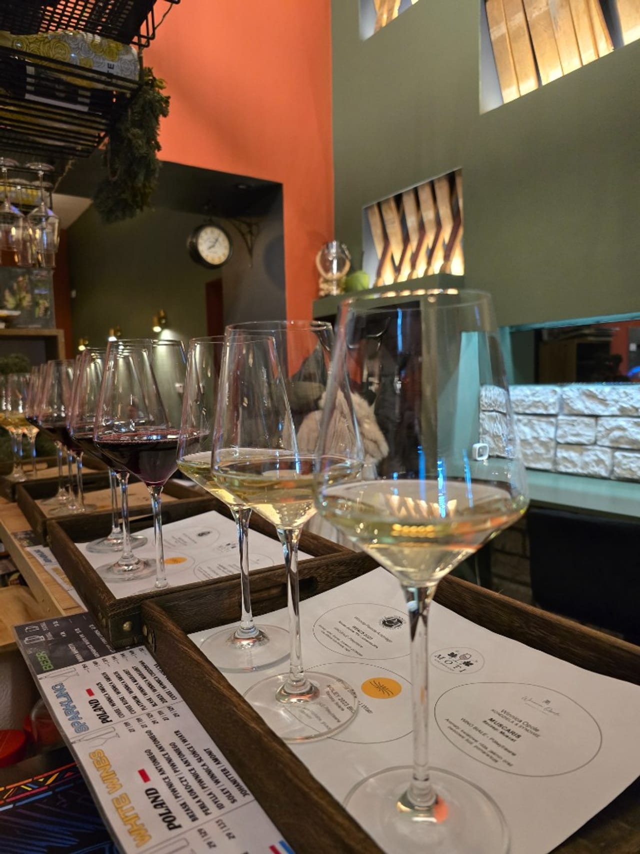 Deski degustacyjne — białe i czerwone wina w Moti