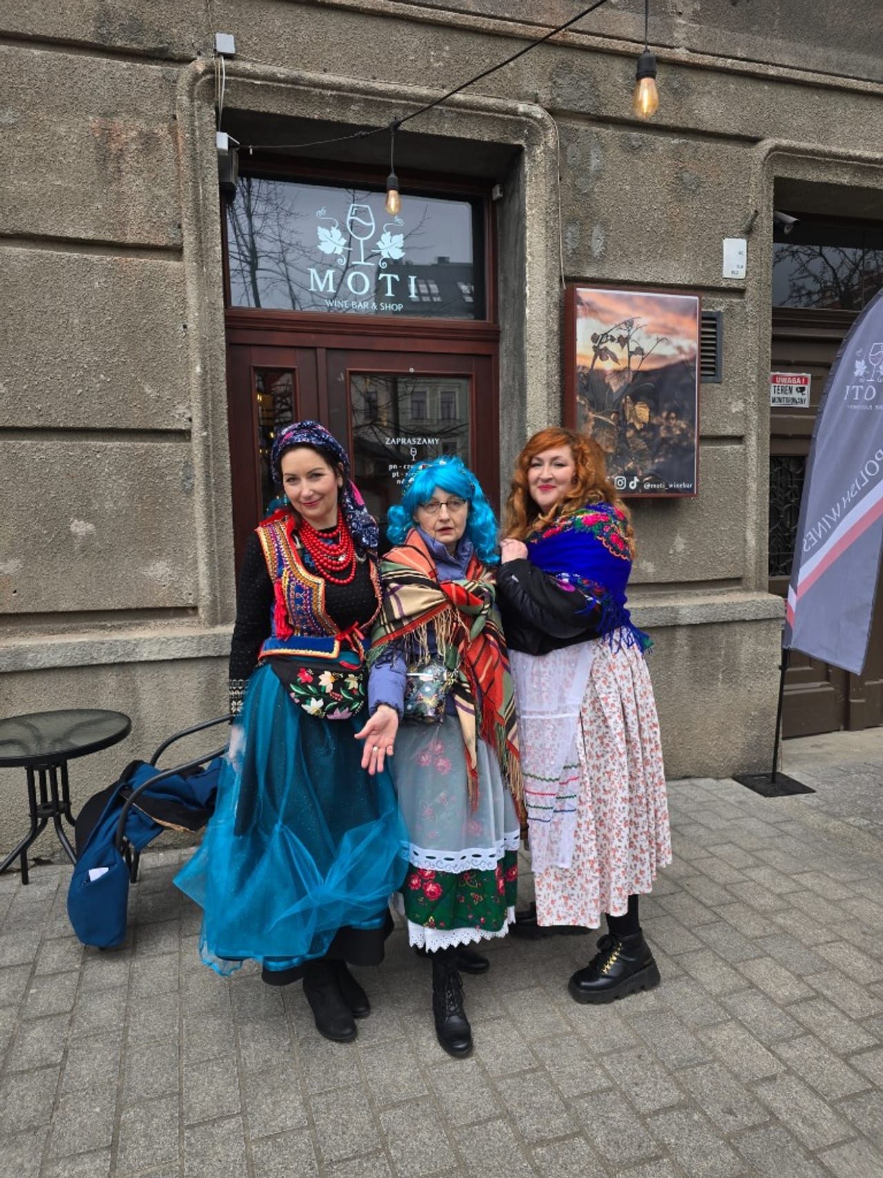 Kultura krakowska — goście w strojach regionalnych przed Moti