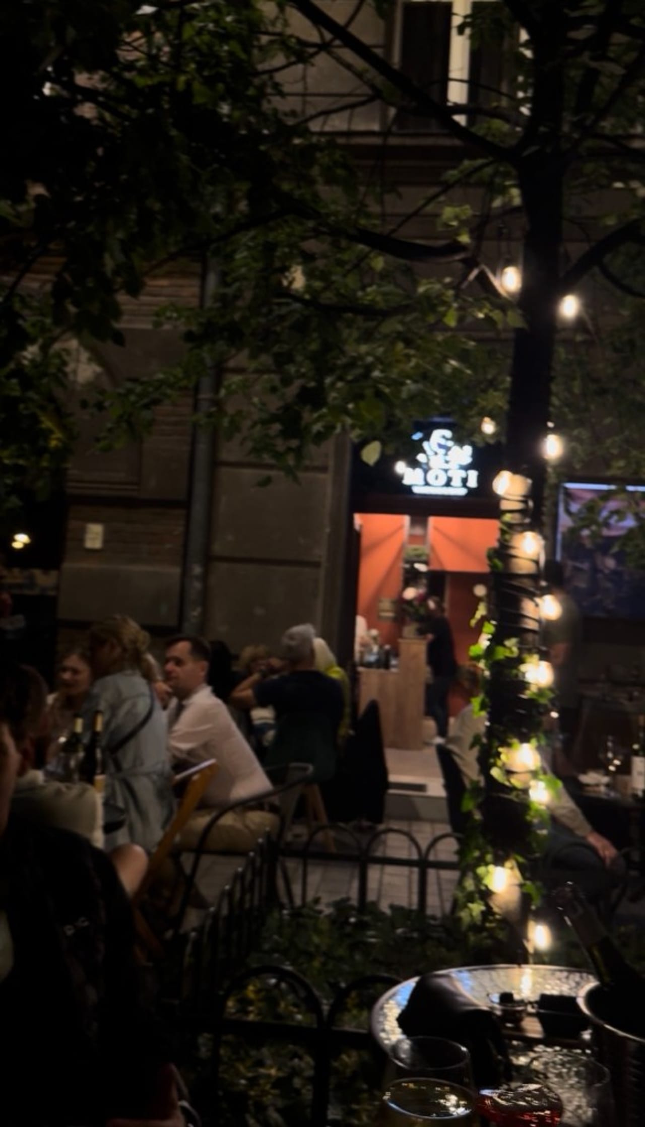 Moti przy Rynku Kleparskim — wieczorny lokalny klimat