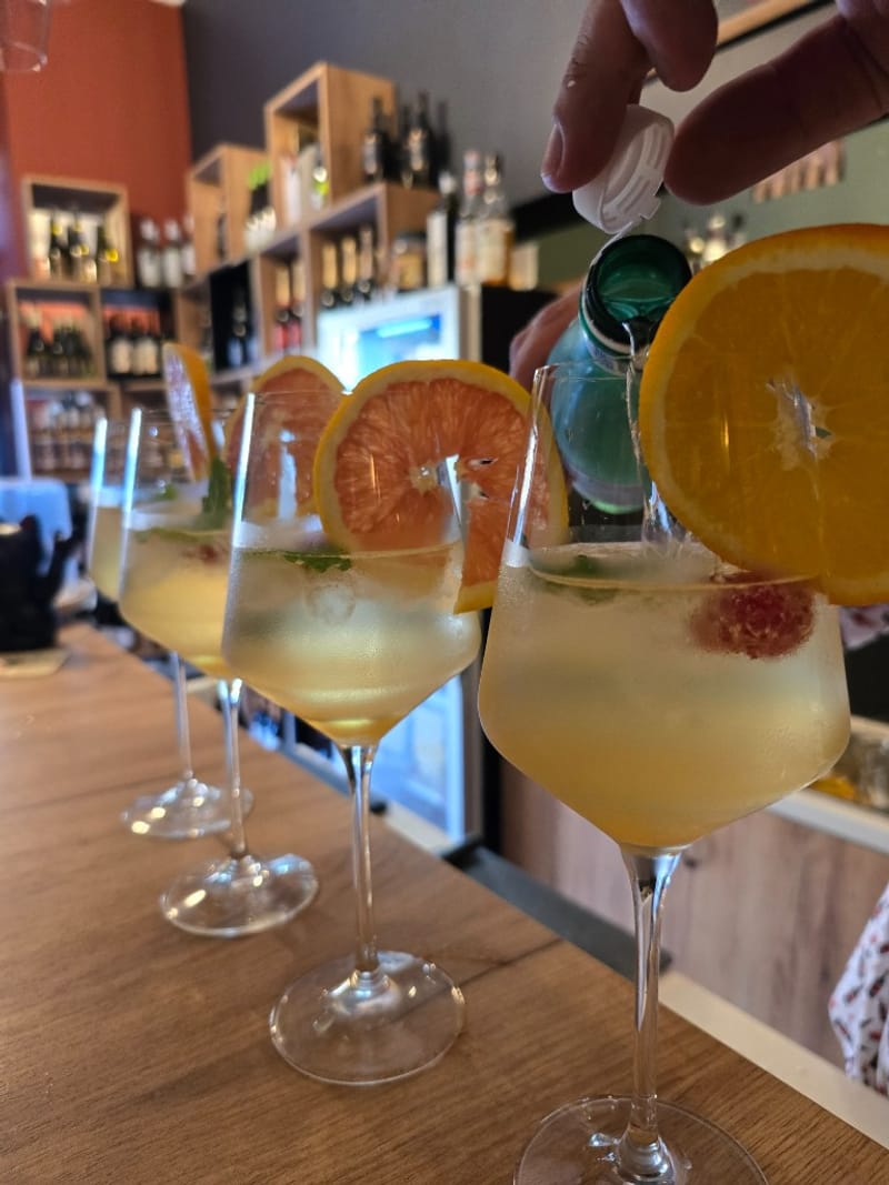 Spritze i koktajle na barze Moti